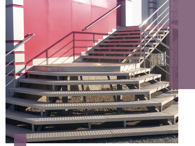 Лестницы для магазина в Кемерово — изготовление и монтаж