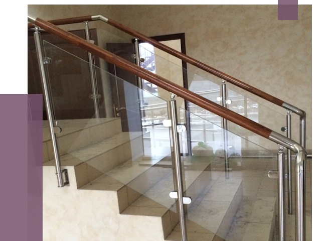 Комбинированные перила из металла и дерева в Кемерово